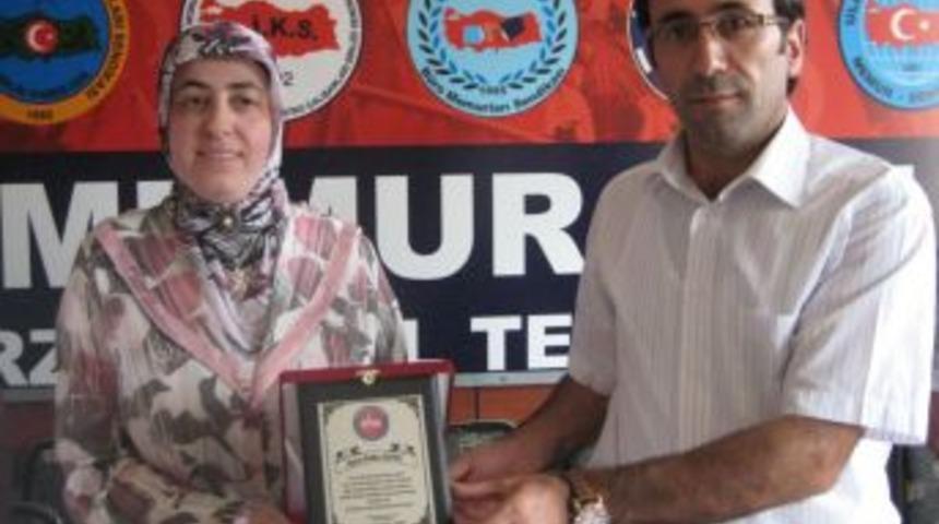 Diyanet Sen T&uuml;rkiye ikincisi Hafize Kıyıcı'ya plaket verdi