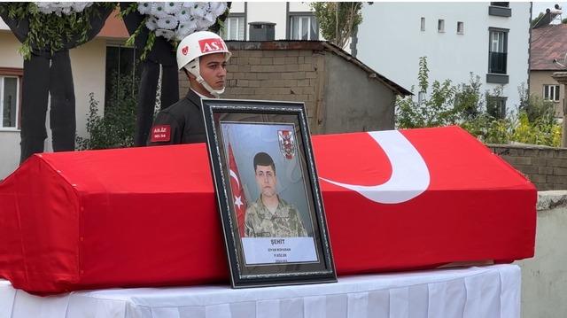 Yüksekova’nın şehidi gözyaşları arasında toprağa verildi 10