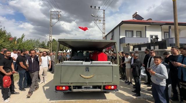 Yüksekova’nın şehidi gözyaşları arasında toprağa verildi 2