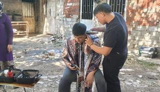 Burdur'da g&ouml;n&uuml;ll&uuml; &ouml;ğrenciler &ouml;zel gereksinimli bireylerin kişisel bakımını yapıyor