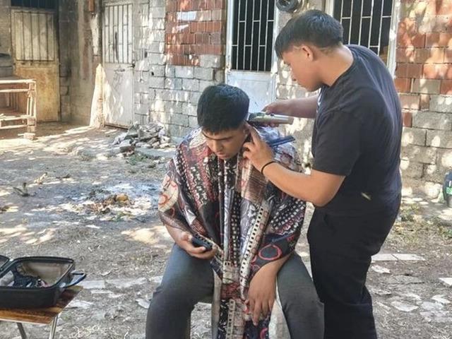 Burdur'da g&ouml;n&uuml;ll&uuml; &ouml;ğrenciler &ouml;zel gereksinimli bireylerin kişisel bakımını yapıyor