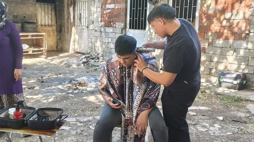 Burdur'da g&ouml;n&uuml;ll&uuml; &ouml;ğrenciler &ouml;zel gereksinimli bireylerin kişisel bakımını yapıyor