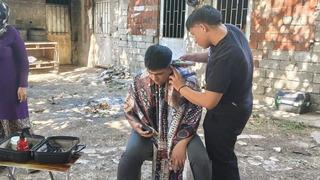 Burdur'da gönüllü öğrenciler özel gereksinimli bireylerin kişisel bakımını yapıyor