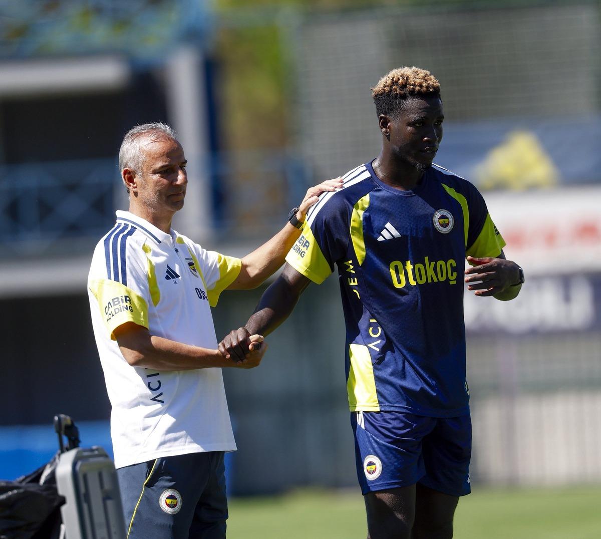 Ve Fenerbahçe beklenen kareyi paylaştı! İsmail Kartal takımın başında antrenmana çıktı 4