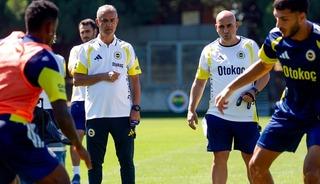 Ve Fenerbah&ccedil;e beklenen kareyi paylaştı! İsmail Kartal takımın başında antrenmana &ccedil;ıktı