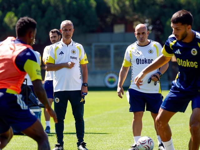 Ve Fenerbah&ccedil;e beklenen kareyi paylaştı! İsmail Kartal takımın başında antrenmana &ccedil;ıktı