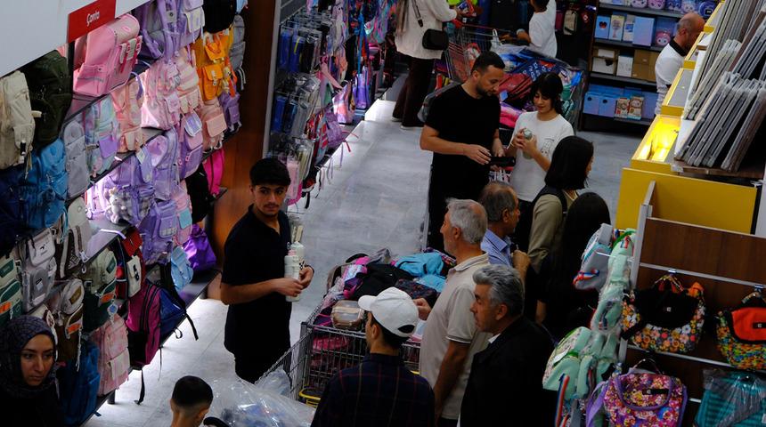 Van&rsquo;da okul alışverişi hızlandı: Kırtasiyelerde bazı &uuml;r&uuml;nler t&uuml;kendi