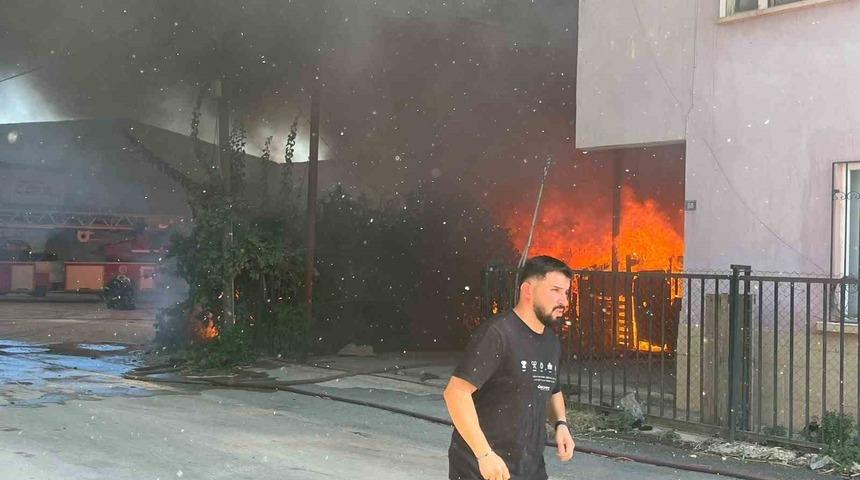 Antalya&rsquo;da ev ve depo yangını