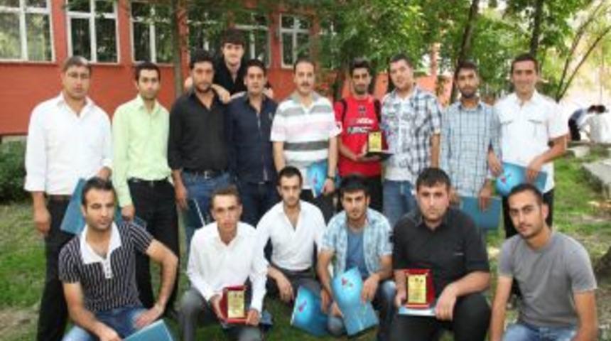 Ağrı İbrahim &Ccedil;e&ccedil;en &Uuml;niversitesi 20 iş makinesi operat&ouml;r&uuml; yetiştirdi