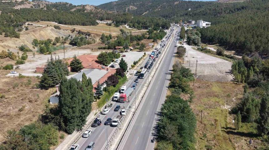 &Ccedil;orum&rsquo;da 3 ara&ccedil;lı zincirleme kaza: 5 yaralı