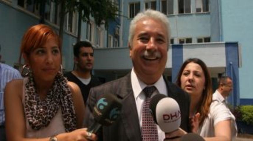 Başkan Arıkan ifade verdiği emniyetten g&uuml;lerek &ccedil;ıktı