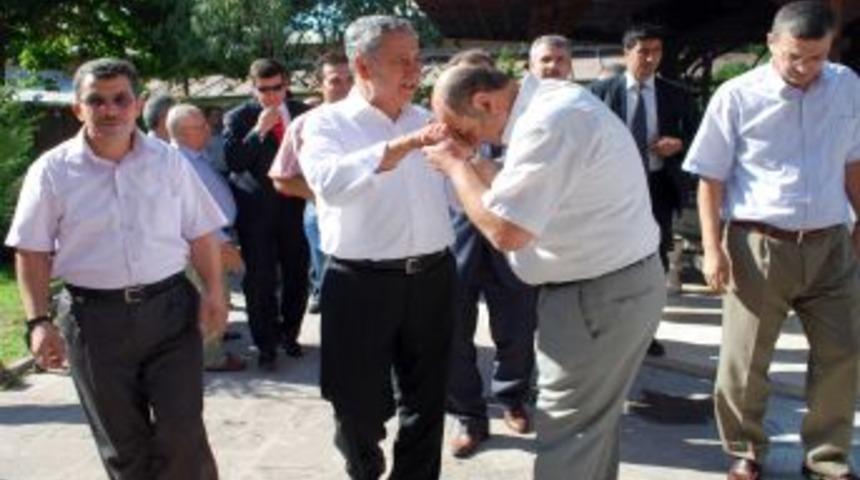 Arın&ccedil;, annesi ve ge&ccedil;mişleri i&ccedil;in Mevlid-i Şerif okuttu