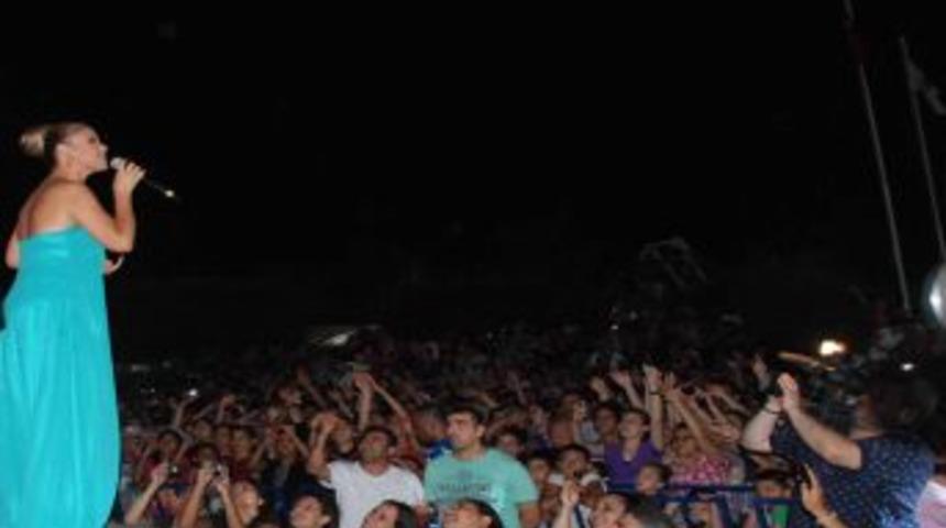 Payas&rsquo;ta G&uuml;lben Ergen konseri halkı coşturdu