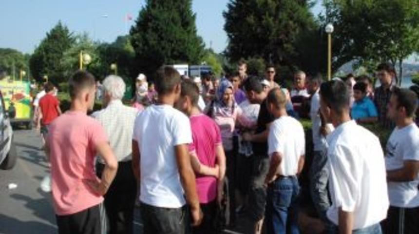 Ehliyetsiz s&uuml;r&uuml;c&uuml; yayalara &ccedil;arparak ka&ccedil;tı: 2 yaralı