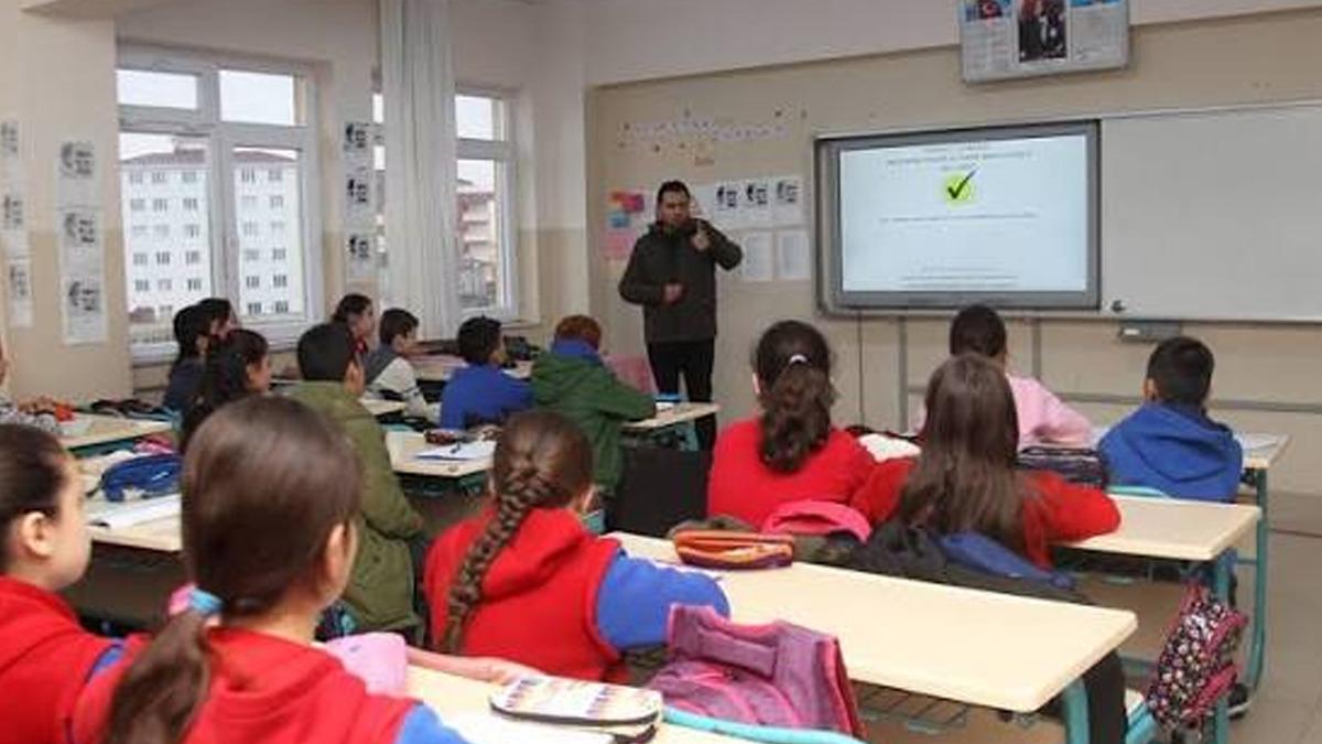 İstanbul da okullarda yeni d&ouml;nem! Randevusu olmayan veli okula alınmayacak, her okulda dedekt&ouml;r olacak 1