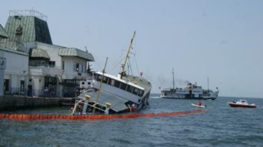 İzmir'de yolcu vapuru battı, 300 kişi &ouml;l&uuml;mden d&ouml;nd&uuml;