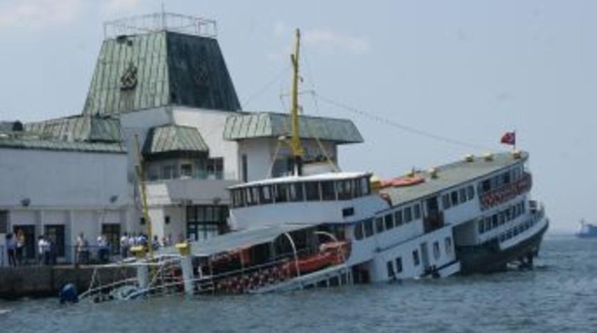 İzmir'de yolcu vapuru battı, 300 kişi &ouml;l&uuml;mden d&ouml;nd&uuml;