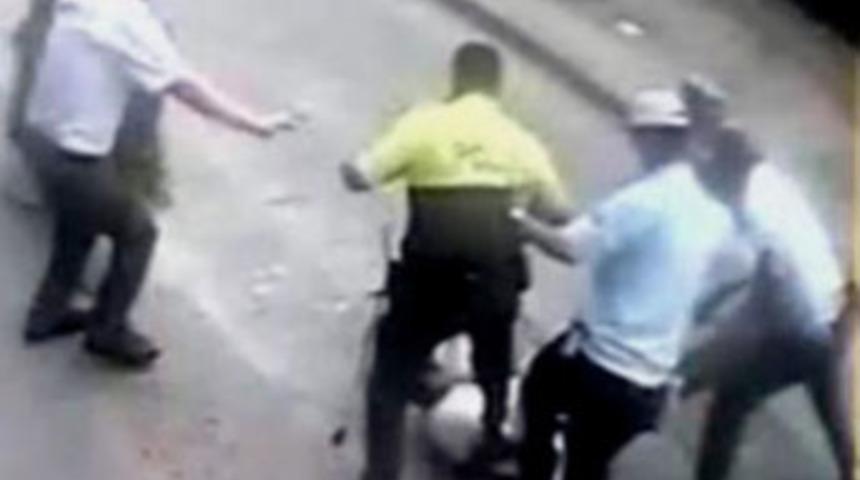 Polis sokakta b&ouml;yle d&ouml;vd&uuml;