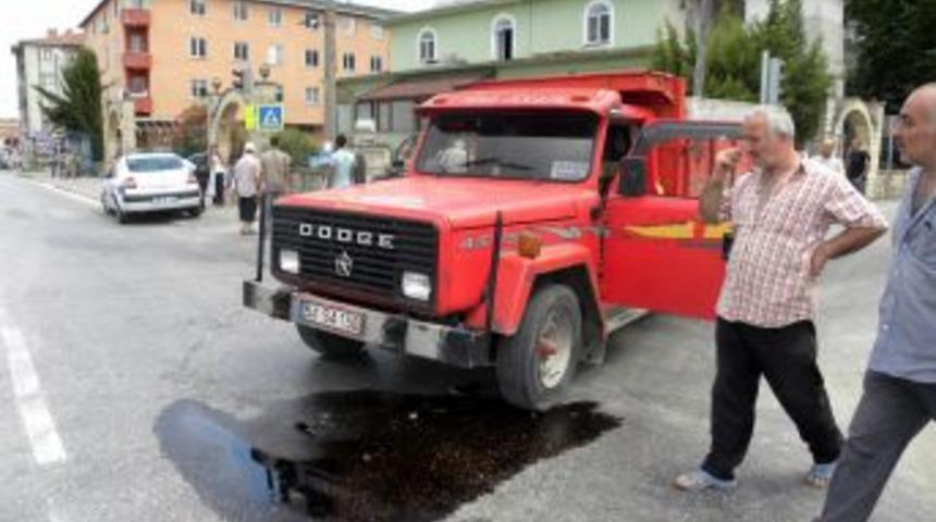 Motosiklet, kamyonete &ccedil;arptı: 1 yaralı