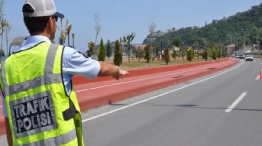 Hız kurallarına uymayan 12 s&uuml;r&uuml;c&uuml;ye 3 bin TL ceza