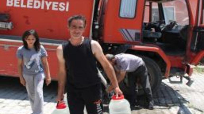 Susuz kalan il&ccedil;eye itfaiye ile su dağıtıldı