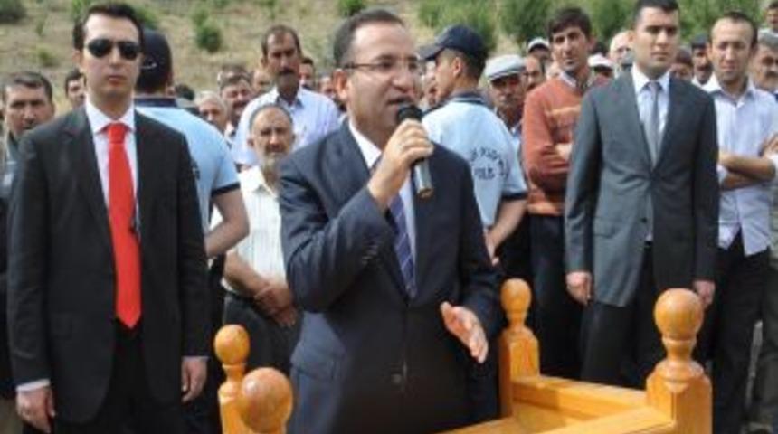 Bozdağ: Ter&ouml;r &ouml;rg&uuml;t&uuml;n&uuml;n k&ouml;k&uuml; kazınıncaya kadar m&uuml;cadelemiz s&uuml;recek