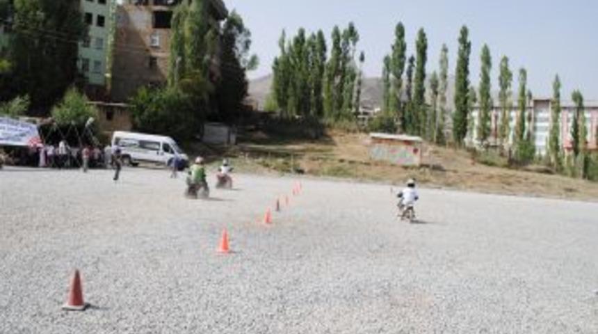 Hakkarili &ccedil;ocuklar, d&uuml;nya motosiklet yarışına hazırlanıyor