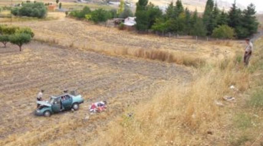 Kontrolden &ccedil;ıkan otomobil şarampole yuvarlandı: 5 yaralı