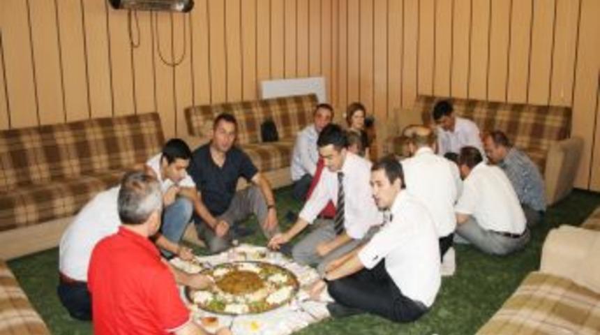 Zafer Fen Dershanesi eğitim camiası ile iftarda buluştu