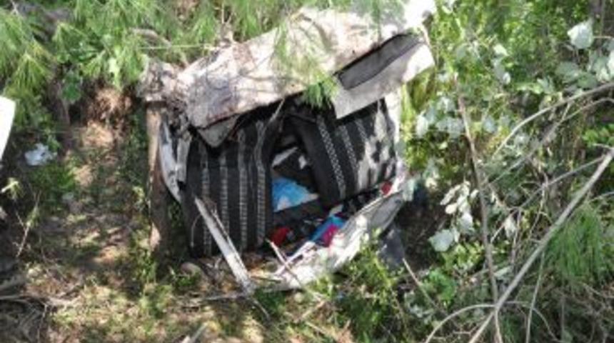 Otomobil u&ccedil;uruma yuvarlandı: 7 yaralı