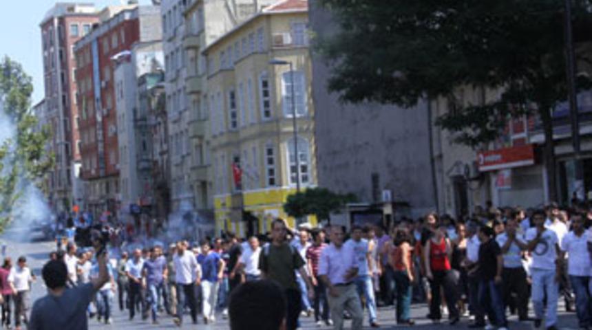 Taksim'de BDP'li guruba biber gazlı m&uuml;dahale