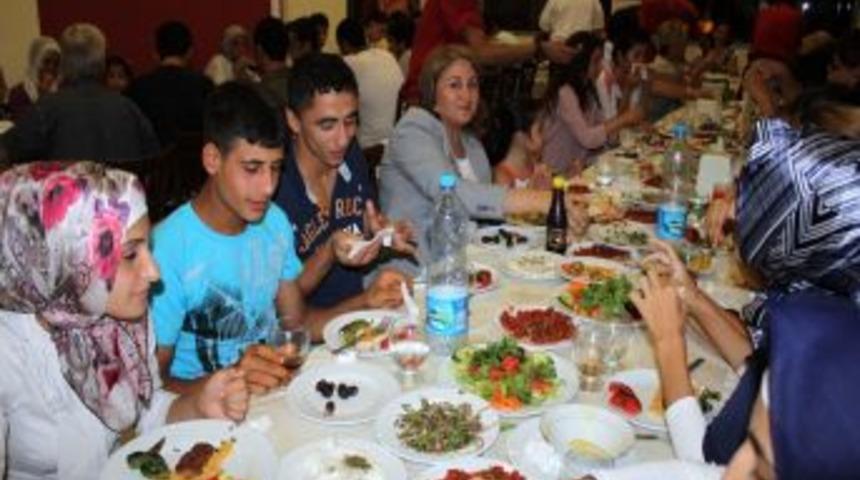 AK Partili kadınlardan sokak &ccedil;ocuklarına iftar
