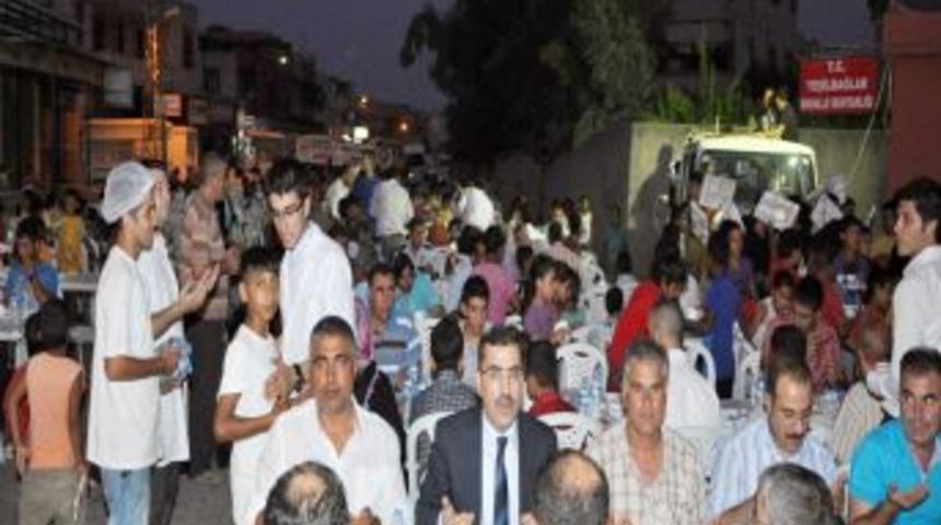 Başkan &Ccedil;elikcan her g&uuml;n bir mahallede orucunu a&ccedil;ıyor