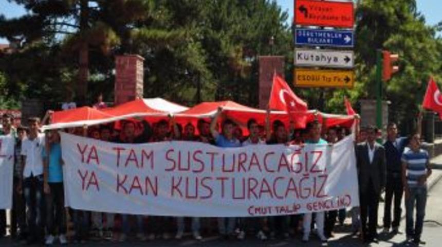 Eskişehirliler şehitler i&ccedil;in y&uuml;r&uuml;d&uuml;