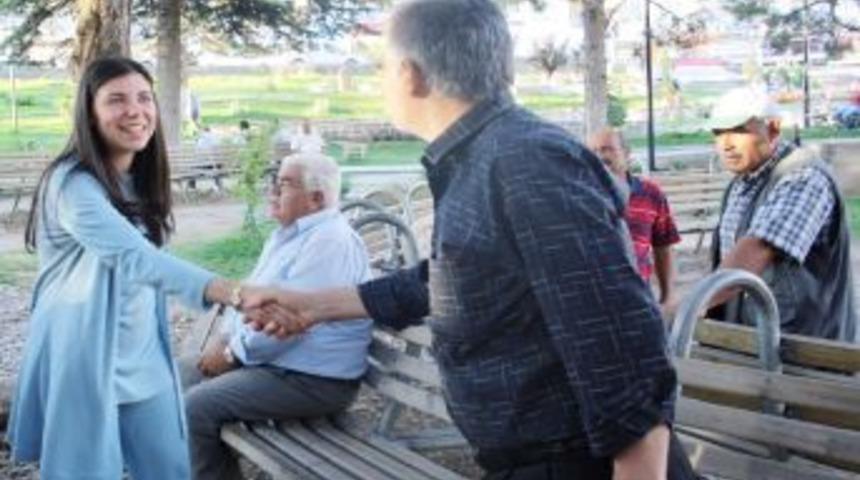 Milletvekili vatandaşa kartvizitini dağıttı