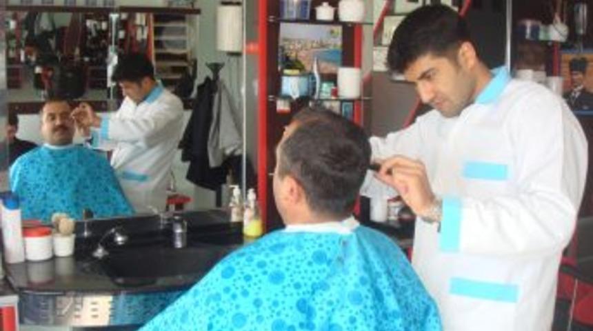 Manavgatlı kuaf&ouml;r, 150 liralık gelirini Somali'ye g&ouml;nderdi