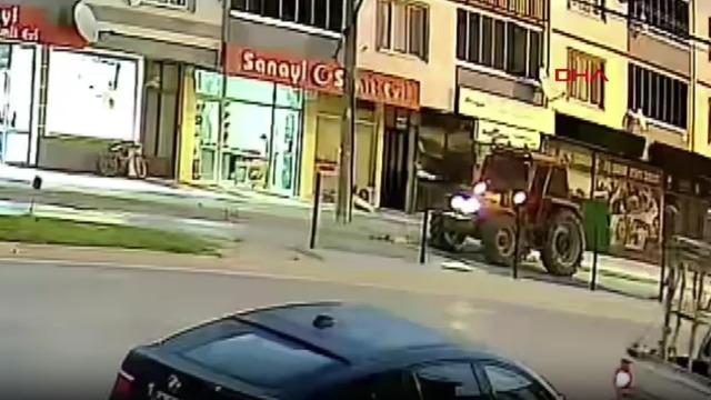 Tarım işçilerini taşıyan minibüs traktöre çarptı: İşçiler yola savruldu