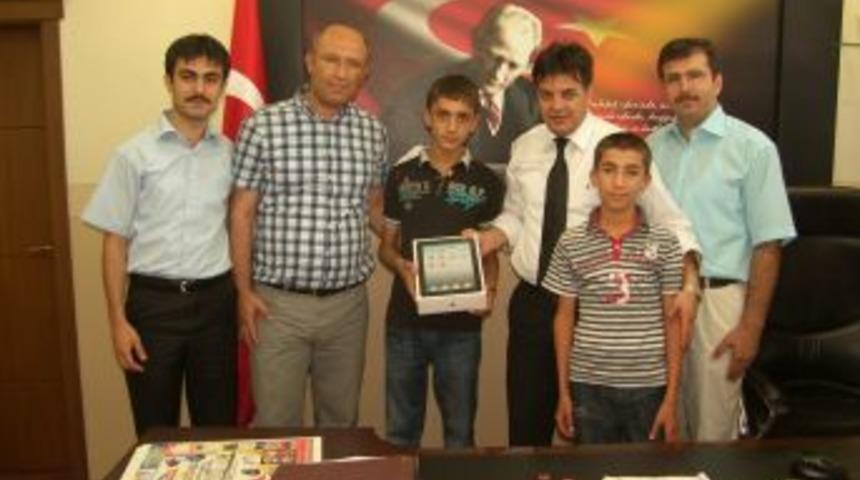 Silopi Kaymakamı, SBS birincisini tablet bilgisayarla &ouml;d&uuml;llendirdi