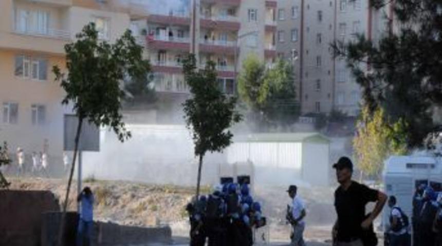 Diyarbakır polisi izinsiz g&ouml;steriye izin vermedi
