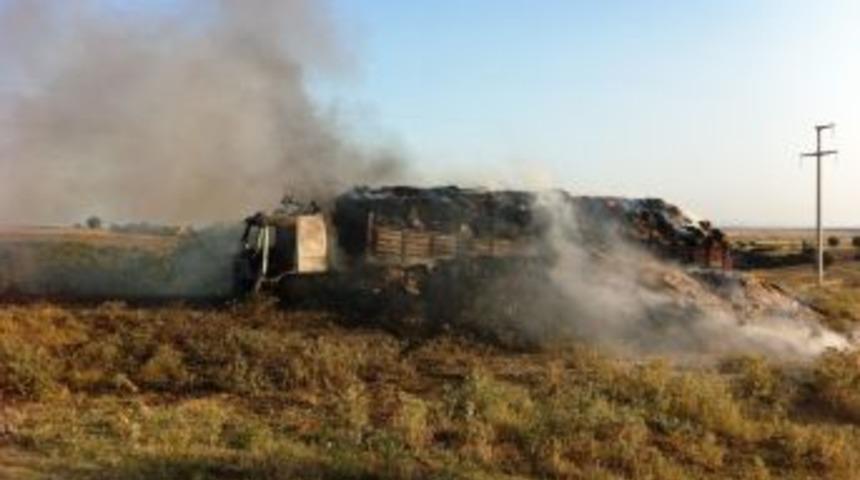 Saman balyası y&uuml;kl&uuml; TIR yandı