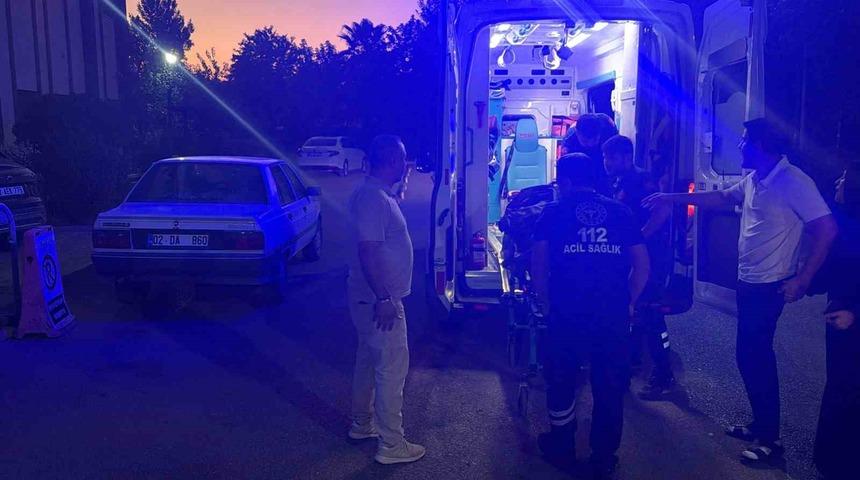 Yer: Adıyaman! Otomobil kaldırıma &ccedil;ıktı: 3 yaralı