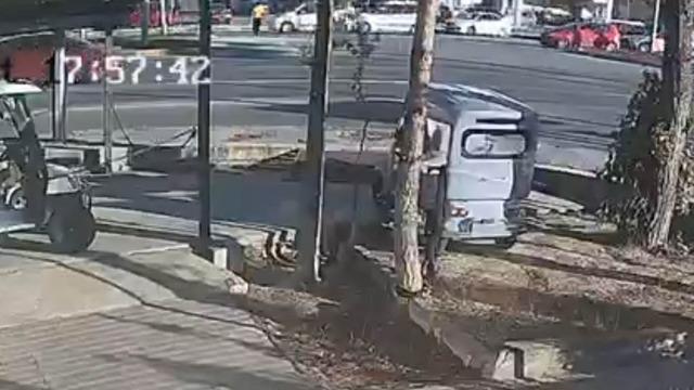 Otomobil yaya çarptı: Kazayı güvenlik kamerası kaydetti!