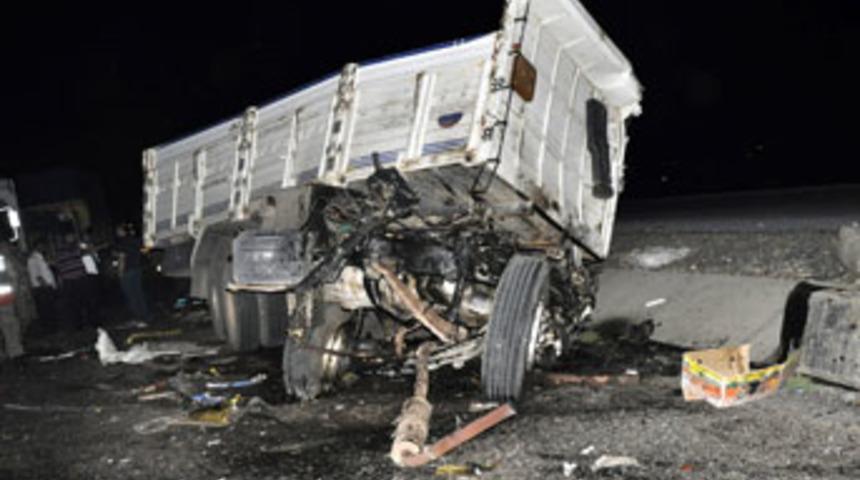 Siverek'te 2 kamyon &ccedil;arpıştı: 2 &ouml;l&uuml; 3 yaralı