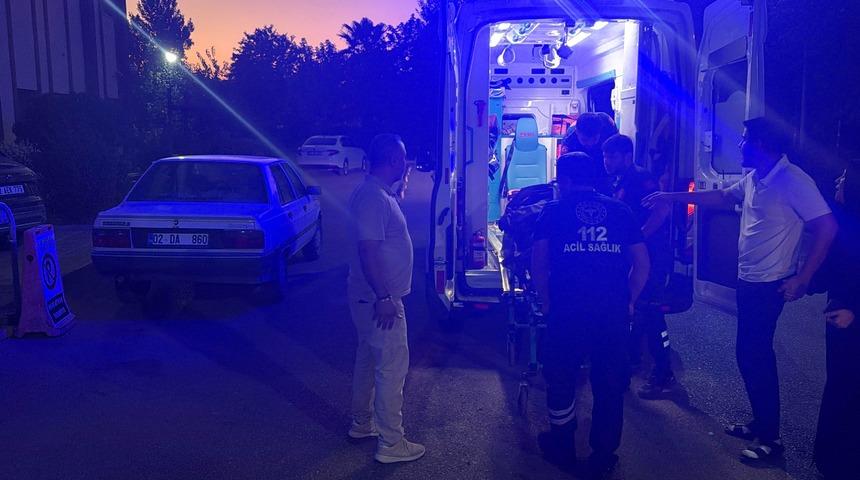 Otomobil kaldırıma &ccedil;ıktı: 3 yaralı