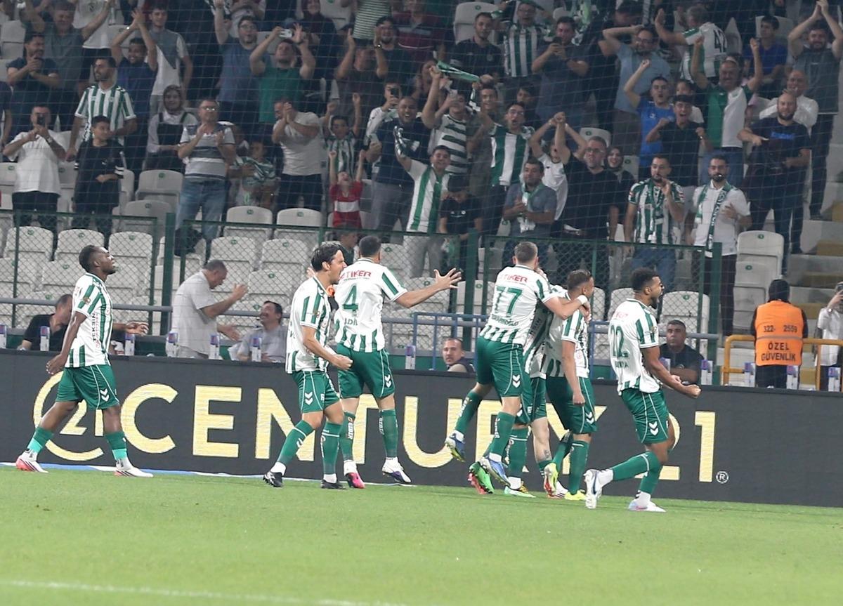 Konyaspor dan Trabzonspor a gönderme! Statta çalan şarkı dikkat çekti 1
