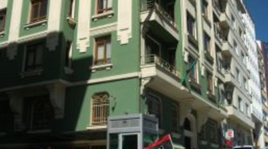 Libya Başkonsolosluğu&rsquo;na muhaliflerin bayrağı asıldı