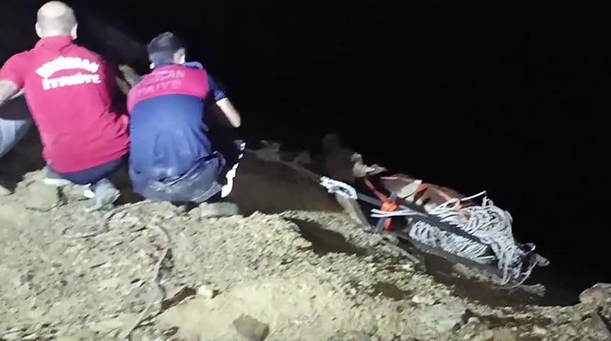 U&ccedil;uruma d&uuml;şen inek 6 saatte kurtarıldı