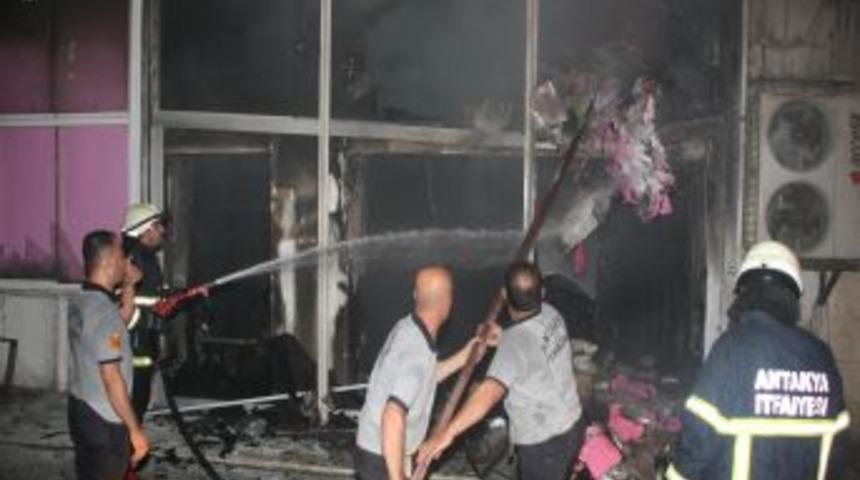 Hazır giyim mağazasındaki yangın korkuttu