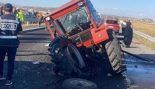 Hafif ticari ara&ccedil; ile trakt&ouml;r &ccedil;arpıştı: 6 yaralı