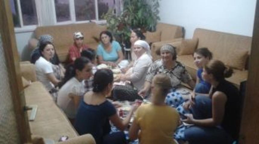 Muğla’da AK Partili hanımlar fakir sofralarında iftara katılıyor